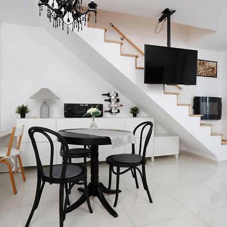 Gorgeous 2 Bedroom Duplex In City Center Boekarest Buitenkant foto