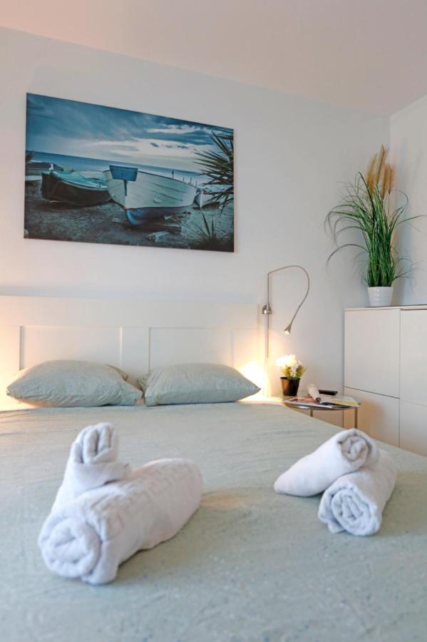 Gorgeous 2 Bedroom Duplex In City Center Boekarest Buitenkant foto